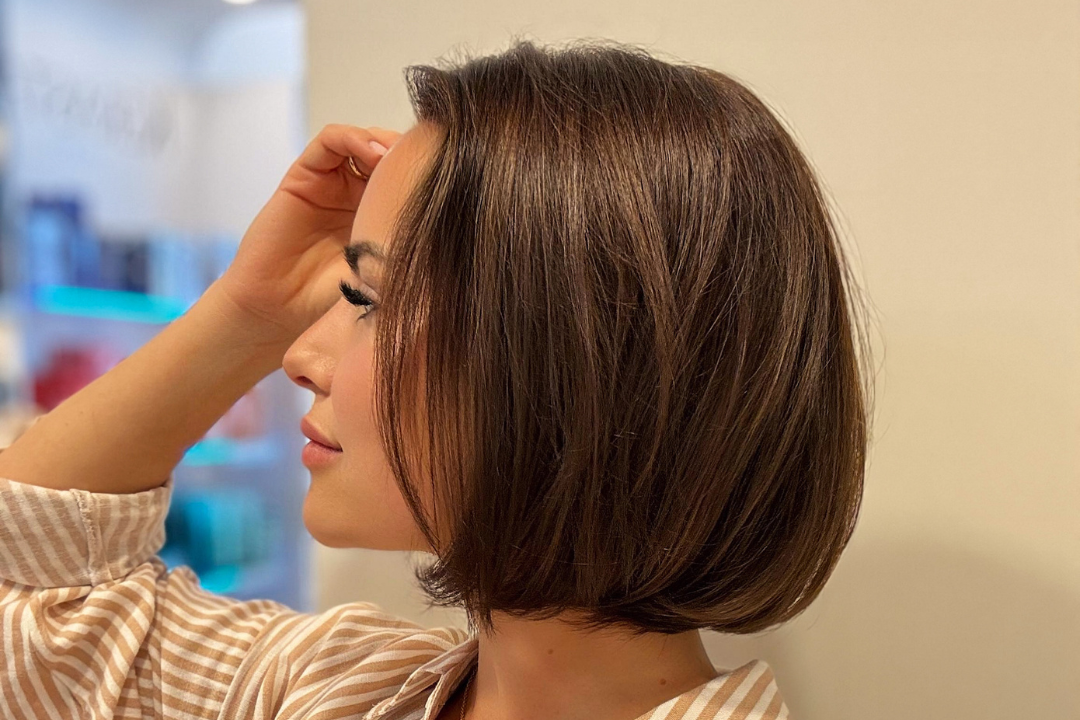 Frau mittleren Alters mit frisch gefärbten braunen Haaren beim Friseursalon KLIER